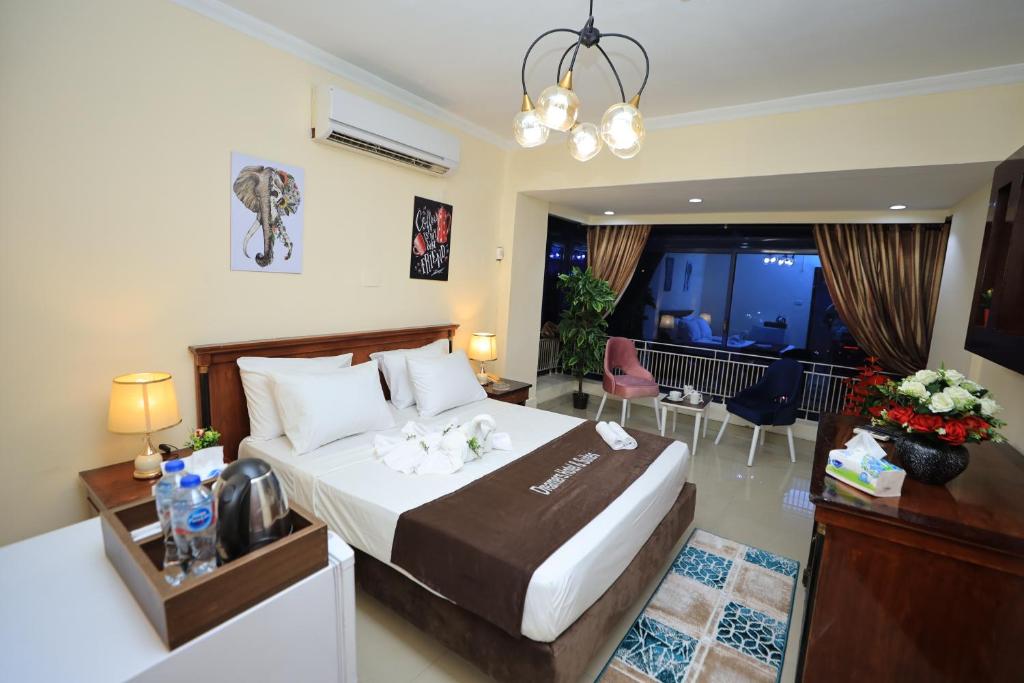 开罗Cairo City Center Dreamers Hotel & Suites的一间带大床的卧室和一间客厅
