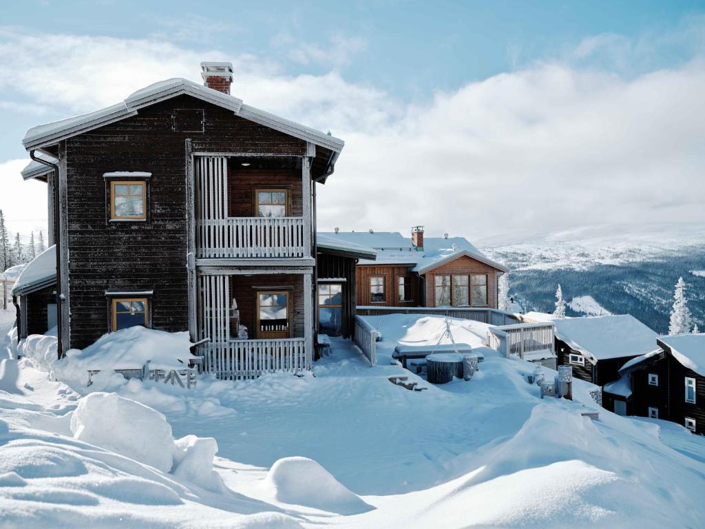 奥勒Åre Valley Lodges - Kopparvillan的雪覆盖的房子