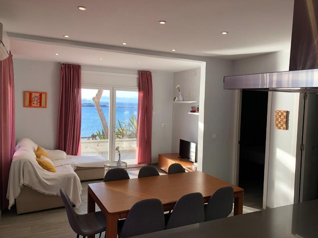 罗萨斯Veuràs el Mar - Almadrava Beach House的客厅配有沙发和桌子