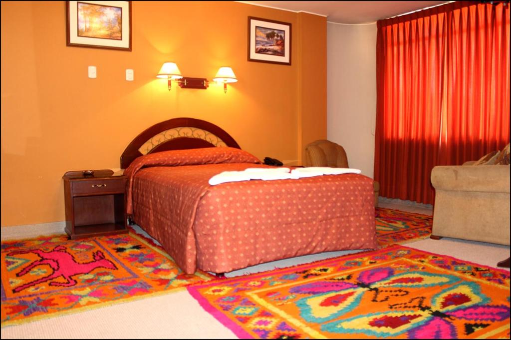 瓦拉斯Gran Hotel Alturas的卧室配有一张床,地板上铺有地毯