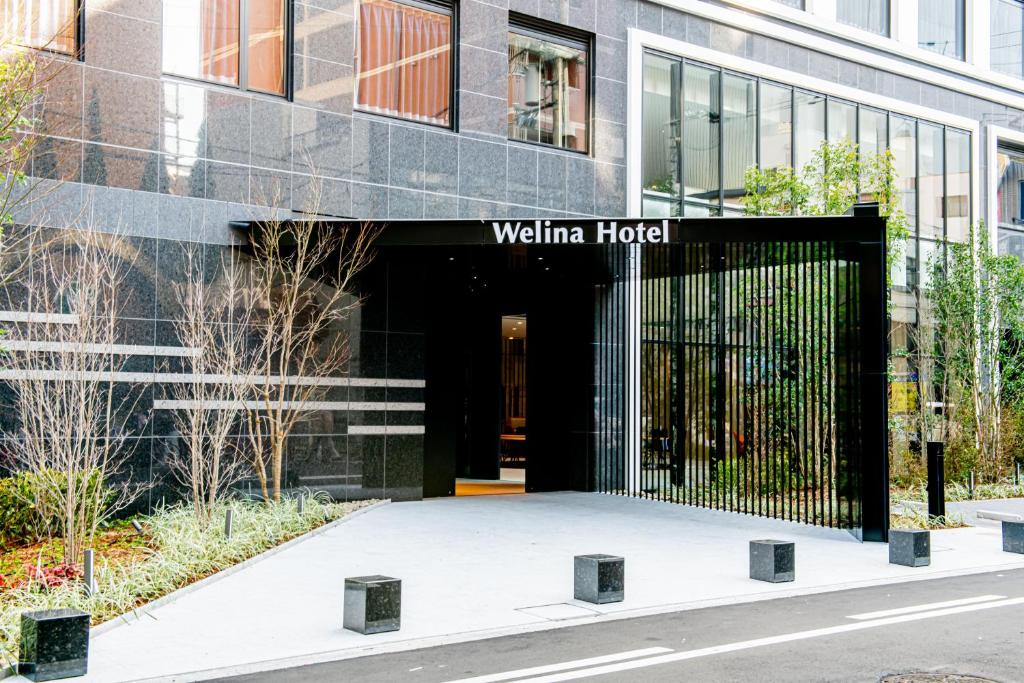 大阪Welina Hotel Premier Osaka Namba的维奇塔酒店入口处的大楼