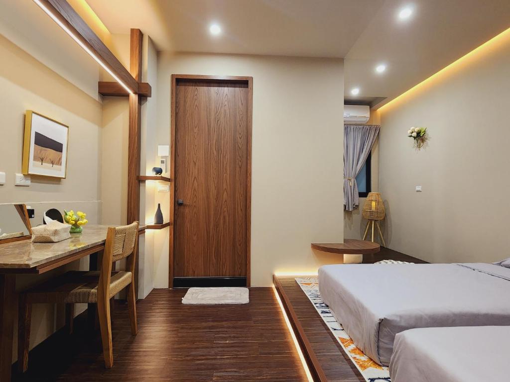 台南苒得起床  的一间卧室配有一张床、一张桌子和一张桌子