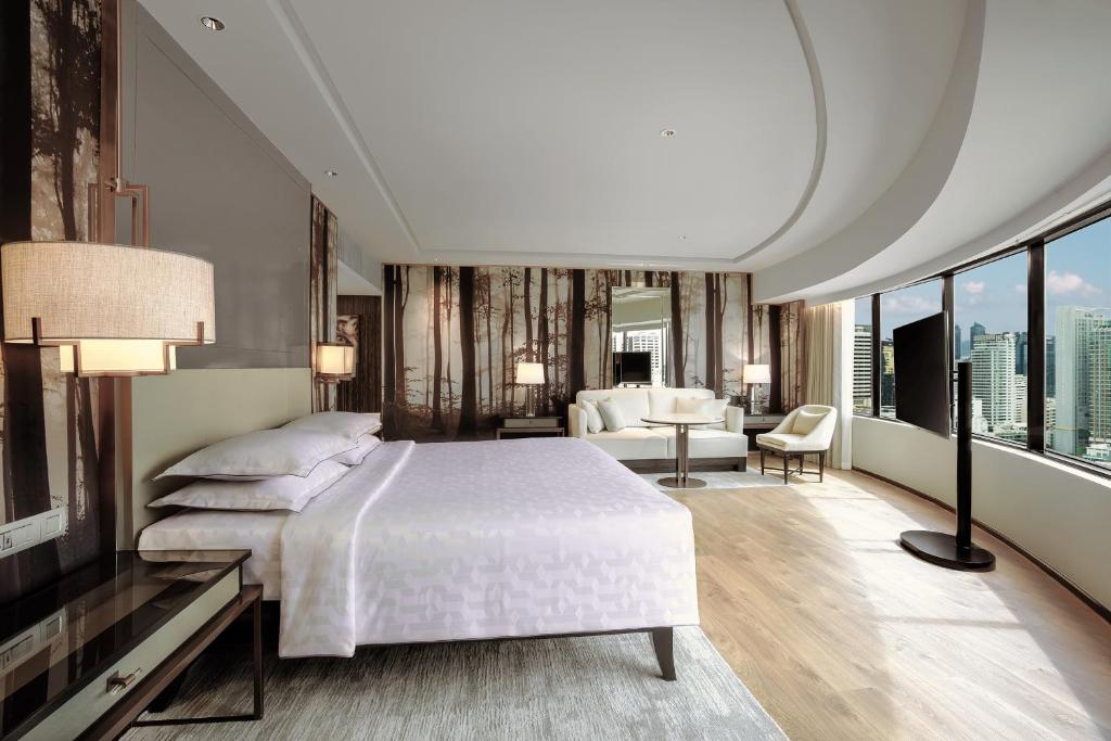 曼谷曼谷 JW 万豪酒店的一间带大床的卧室和一间客厅