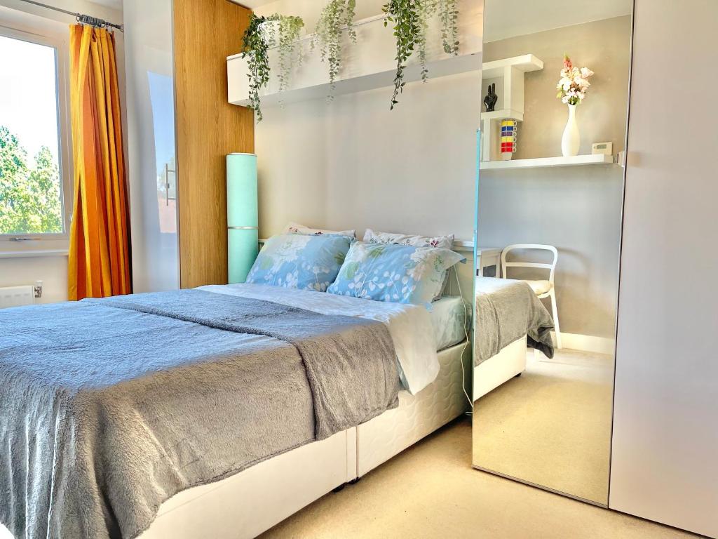 伦敦Two bedroom flat with a sofa bed living room的一间卧室配有一张大床和镜子