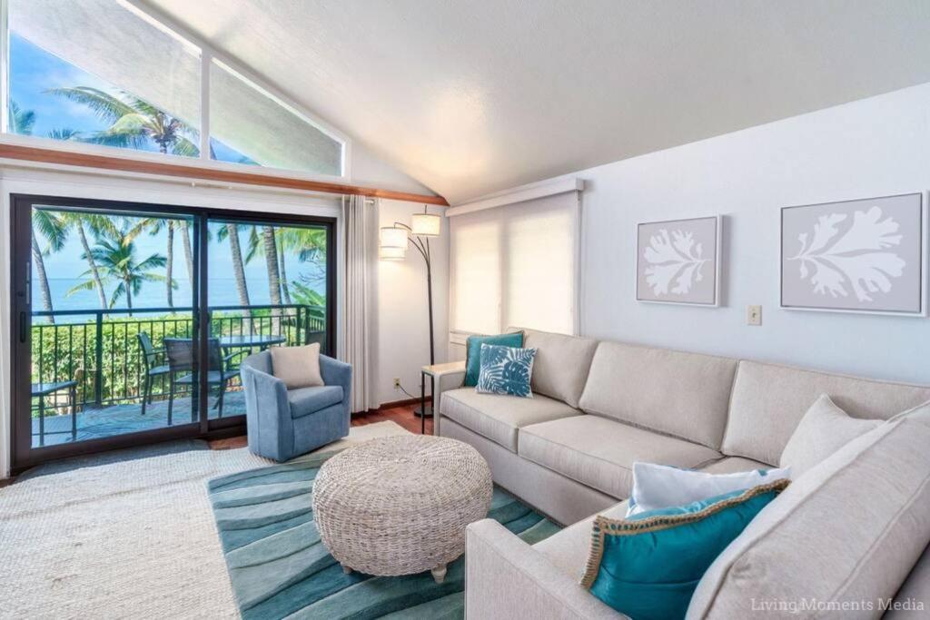 基黑Spacious Beachfront — Sleeps 6 — Ocean Views的客厅配有沙发和椅子