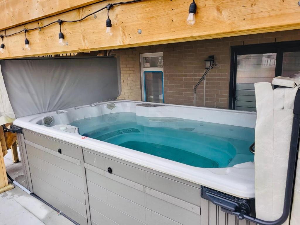 伦敦Holiday home with all season Swim spa & Pond view的房屋内的大型按摩浴缸