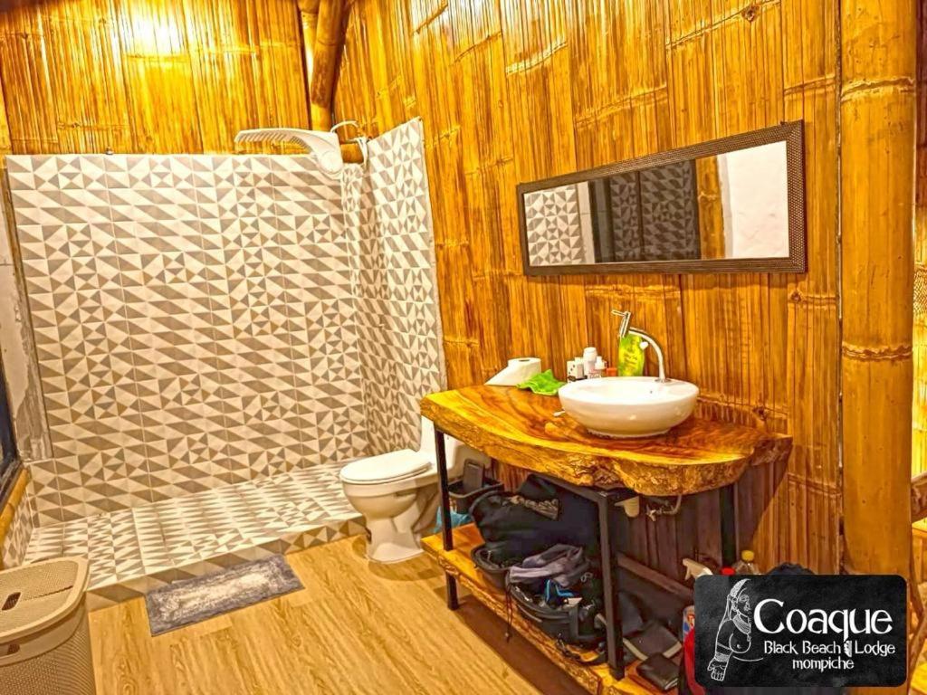 莫姆皮切Coaque black Mompiche的一间带水槽和卫生间的浴室