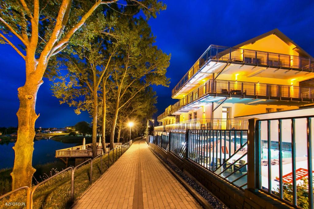 拉伊格鲁德拉吉森盆纳特Spa旅馆的河边的走道上,晚上