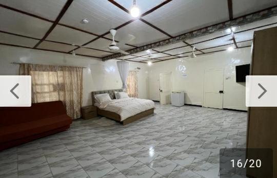 BakauLimbas Luxury Appartements的一间大房间,配有一张床和一台电视