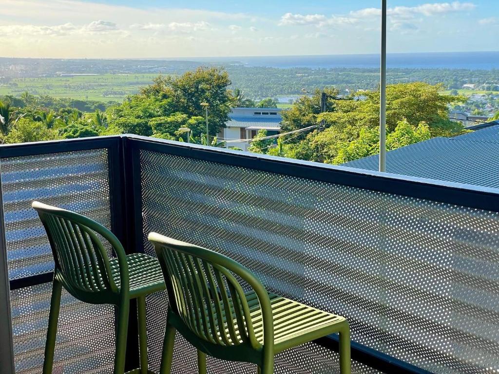 厄唐萨雷Aloes - Villa Salba. Panoramic view.的两把绿色椅子坐在一个美景阳台上