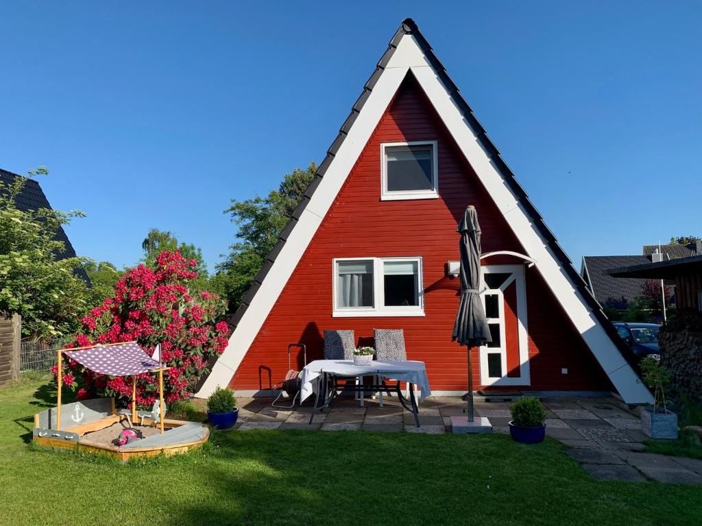 BorgwedelSchleimöwe的庭院中带桌子的三角形屋顶的房子