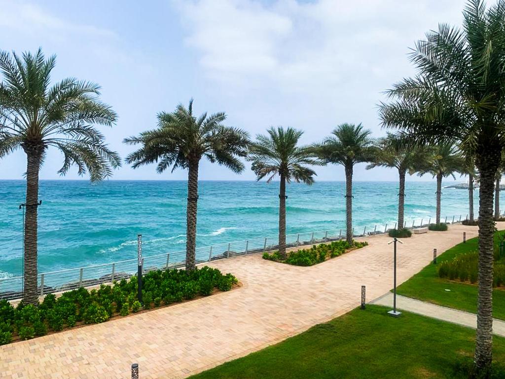 富查伊拉Dream Inn - Address Beach Residence - Luxury Apartments的棕榈树海滩和海洋