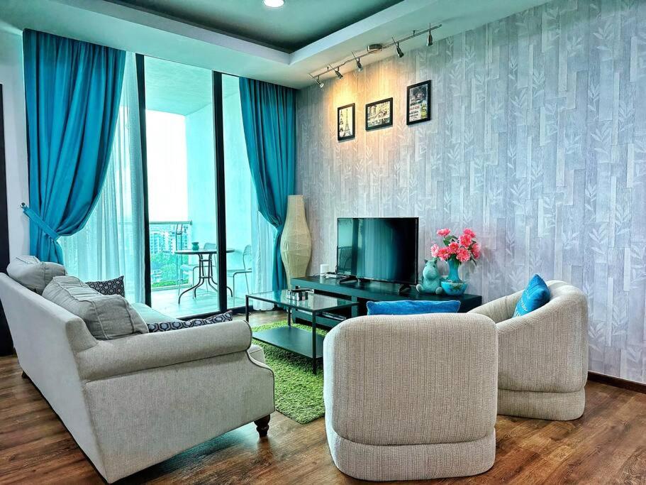 古晋YM Homestay Vivacity megamall Jazz Suite 3 bedroom 8 pax的客厅配有两把椅子和电视
