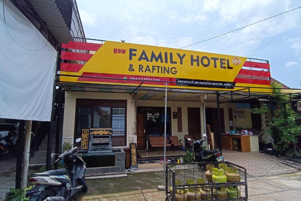 马格朗OYO 93660 New Family Hotel Syariah的一间拥有黄色和红色标志的家庭酒店