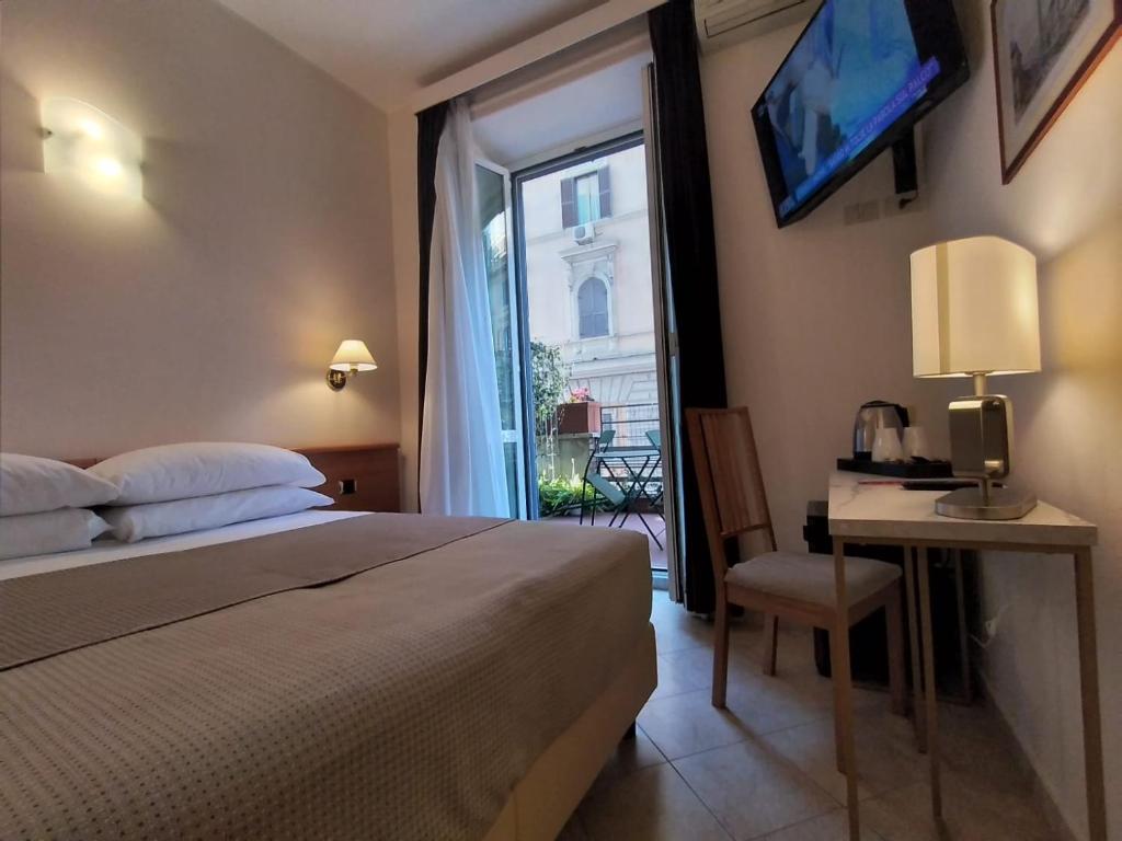 罗马普林奇比欧金尼奥酒店的一间卧室设有一张床和一个带电视的窗户。