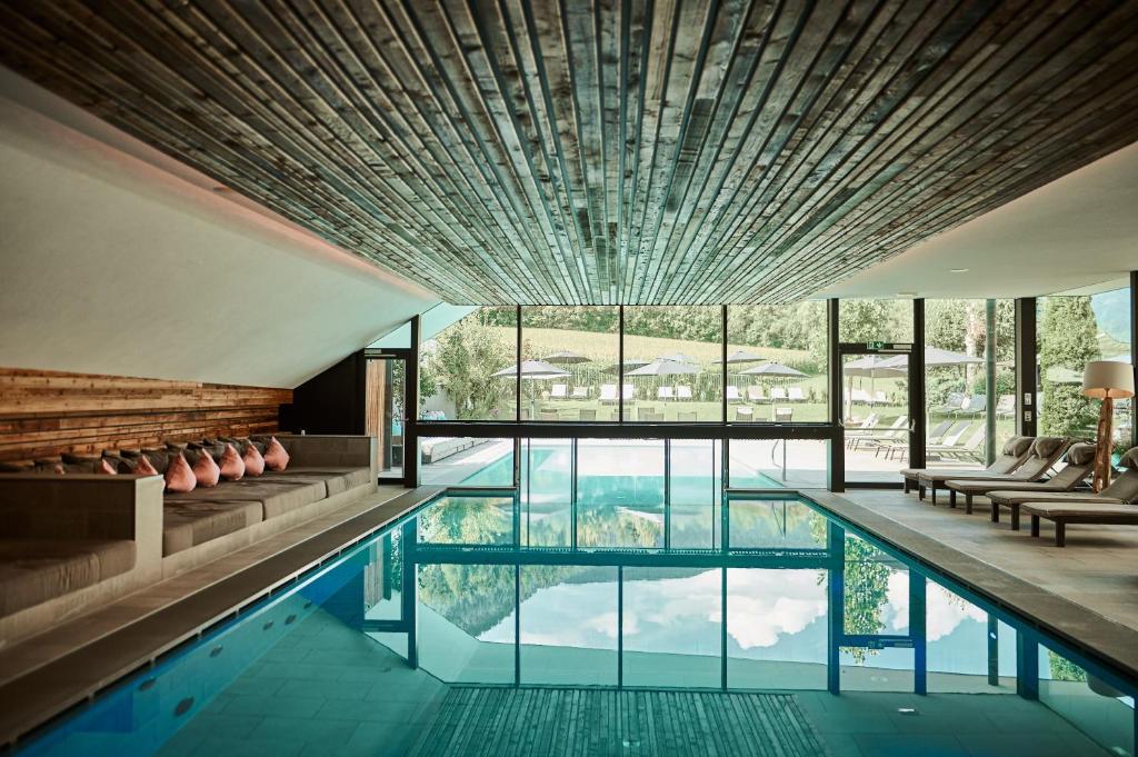 布鲁尼科佩特鲁斯酒店的一座带大窗户的游泳池的房子