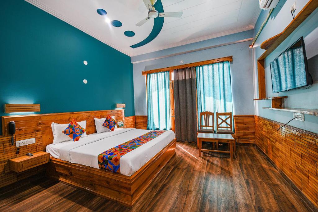 LārjiFabHotel Snower的一间卧室配有一张蓝色墙壁和木地板。