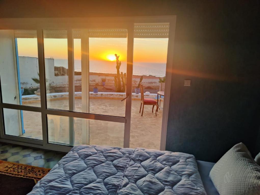 阿加迪尔Riad Ocean Beach Douira的一间卧室配有一张床,享有海滩美景