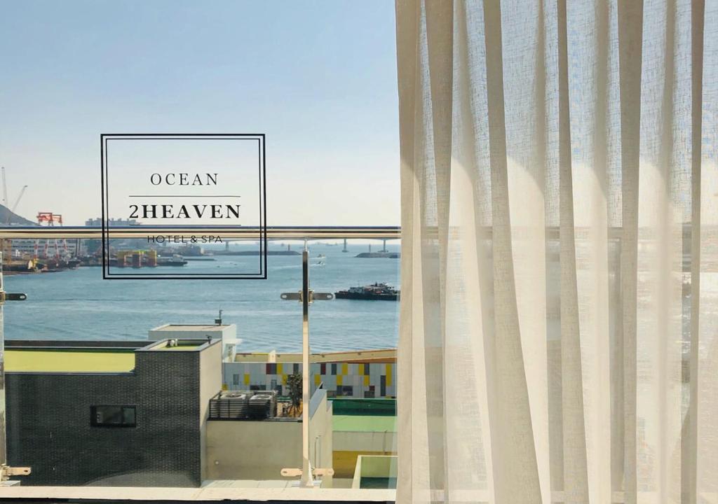 釜山Nampo Ocean2Heaven Hotel& Spa的带有读海洋疗法标志的窗口