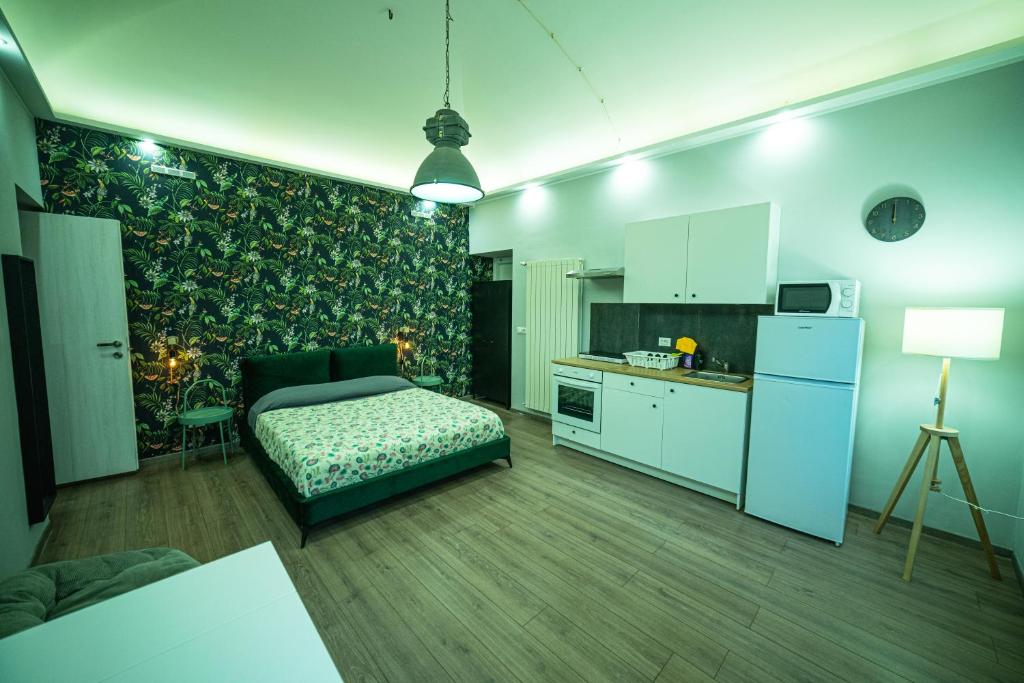 基瓦索Regis 2 Appartamenti Resort centro storico的一间带床和厨房的客厅