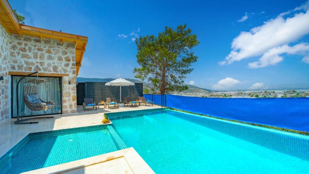 卡斯Villa Nazlısu的享有水景的游泳池