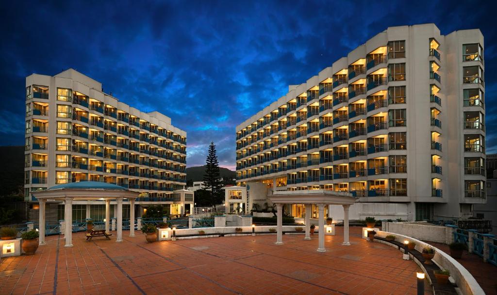 万里区群策翡翠湾温泉饭店的一家晚上有两座高楼的酒店