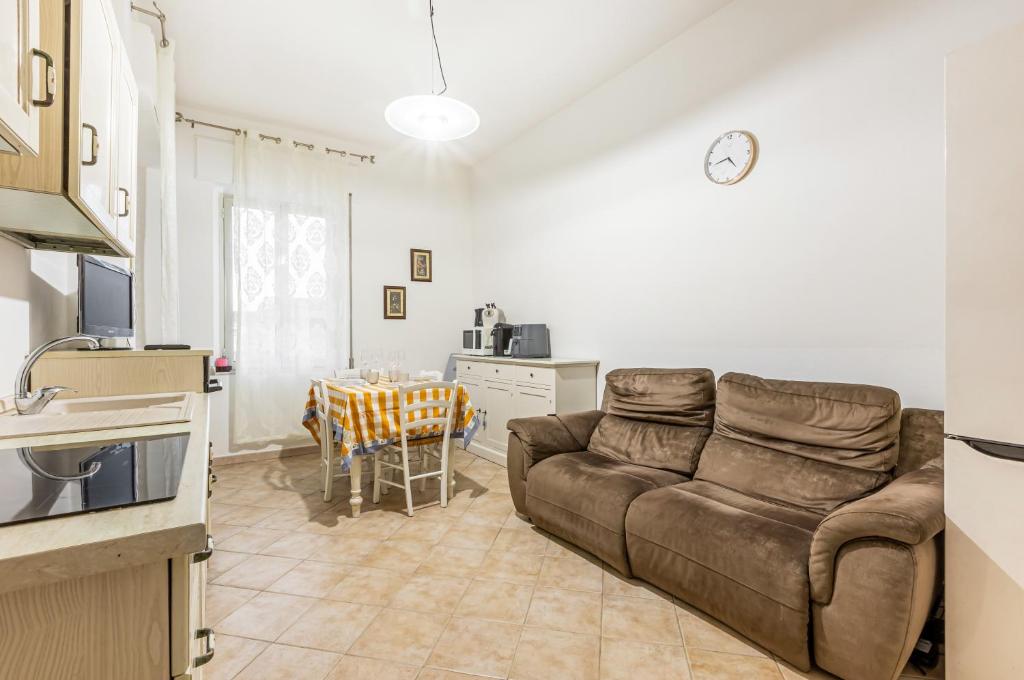蒙塞拉托Monserrato Cozy Apartment near the Policlinico!的客厅配有沙发和桌子