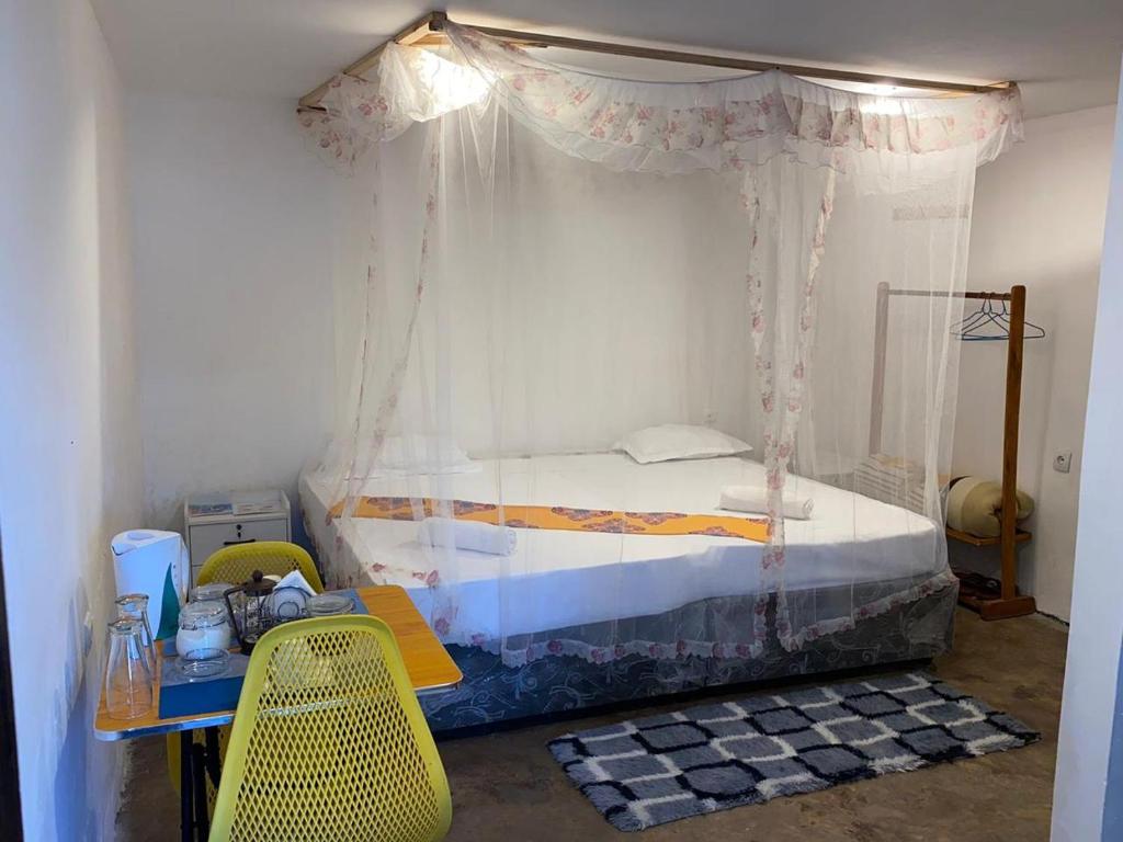 马普托Aeropark Residencial (B&B)的一间卧室配有一张带天蓬的床