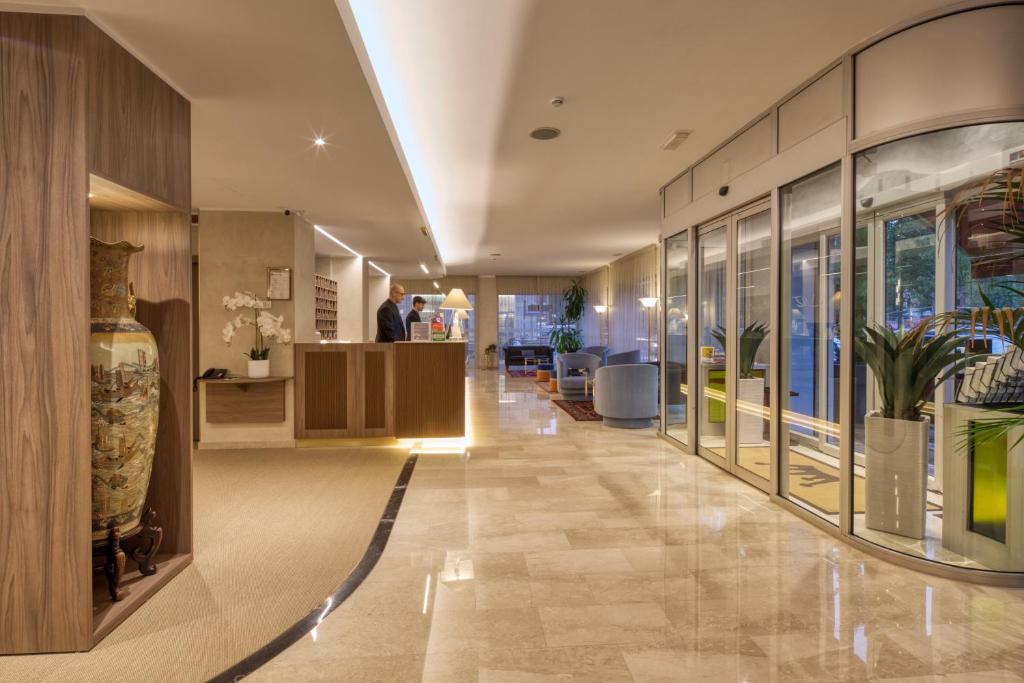 米兰Hotel Nasco的种植盆栽植物的建筑的大厅