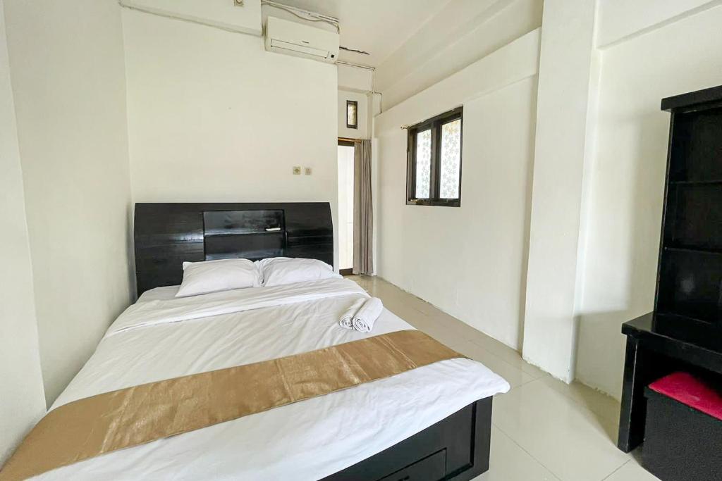 Kedemangan-wetanSalsabila Villa Syariah RedPartner的一间带两张床和梳妆台的卧室