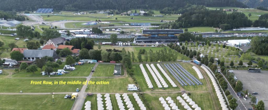 施皮尔贝格GrandPrixCamp, closest to the Red Bull Ring, up to 4 guests in a tent的田野中央公园的空中景观