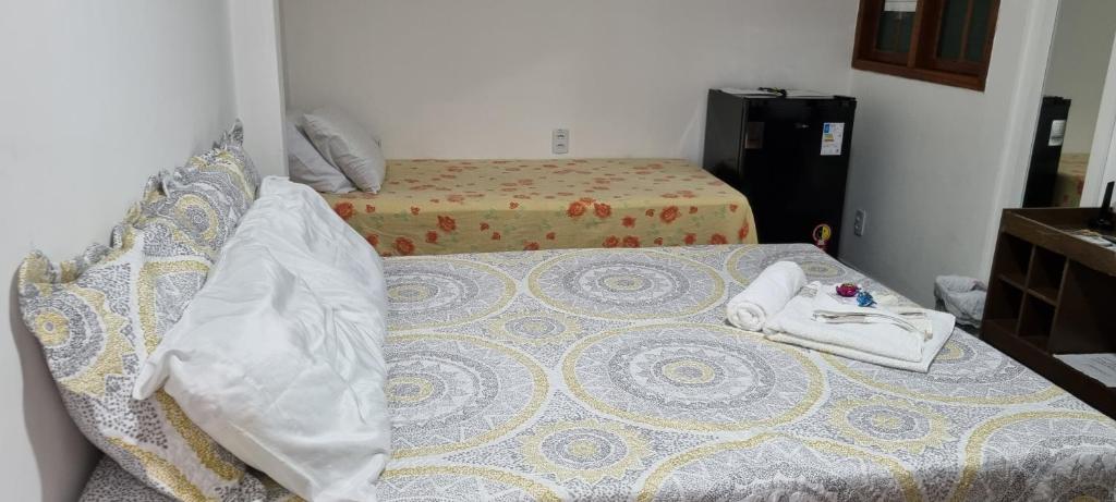 维拉维尔哈SUÍTE Princípio的一间卧室配有带毛巾的床