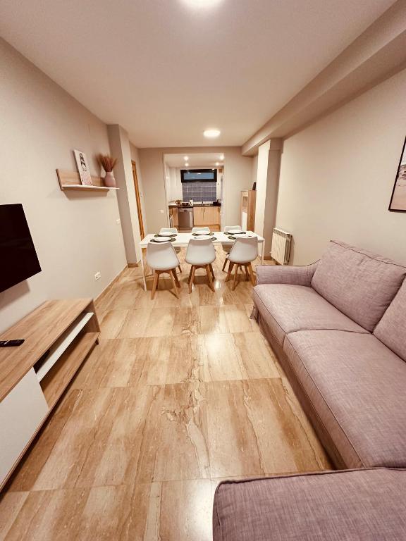 加瓦DOLCE GAVA的客厅配有沙发和桌椅