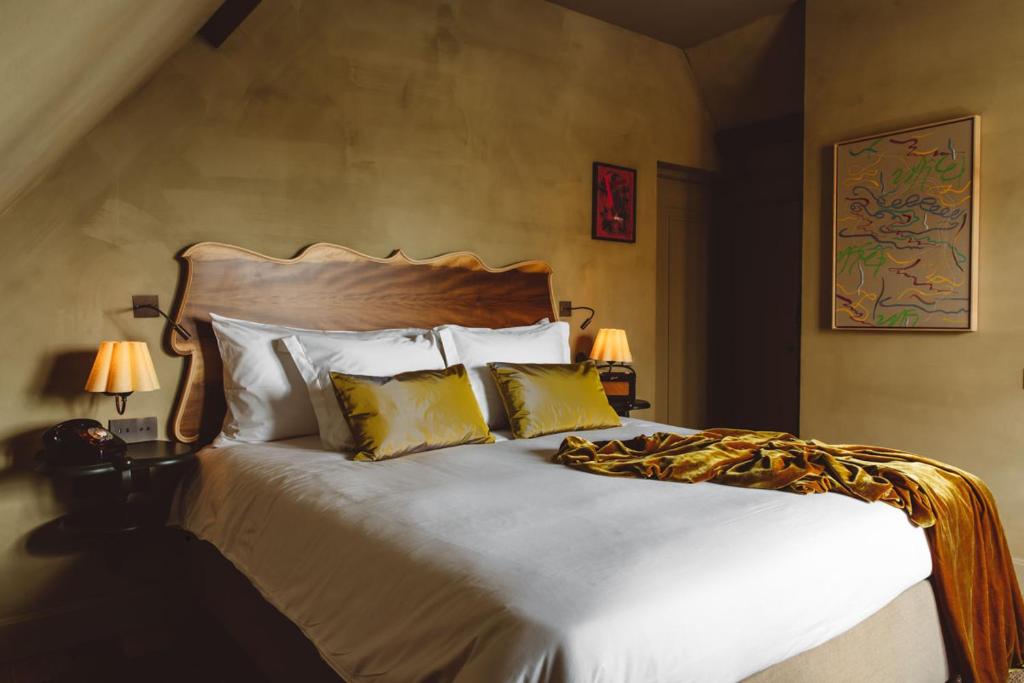 阿姆斯特丹De Durgerdam, Amsterdam的一间卧室配有带白色床单和黄色枕头的床。