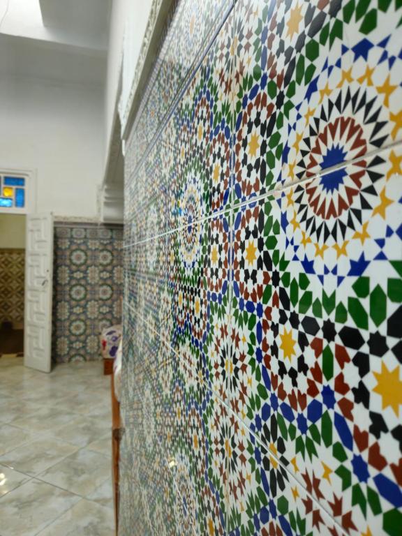 拉巴特Dar Ba sidi的墙上有五颜六色的马赛克瓷砖