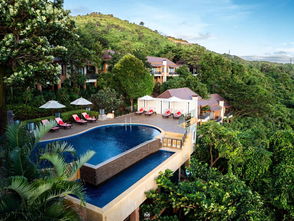 高当Victoria Cliff Hotel & Resort, Kawthaung的享有带游泳池的度假村的空中景致