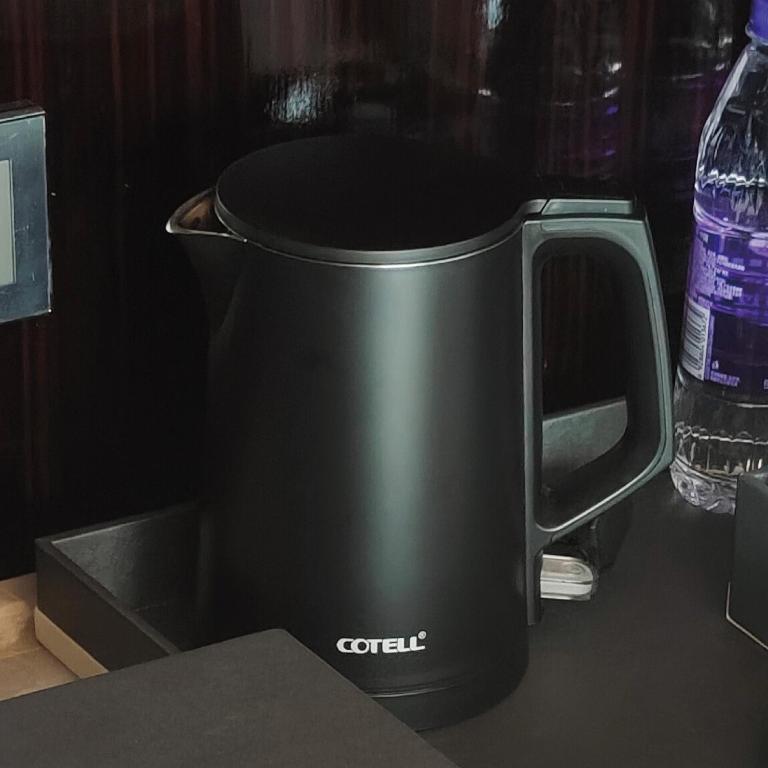 佛山佛山南海瞻云酒店-近琶洲会馆的坐在柜台上的黑锅