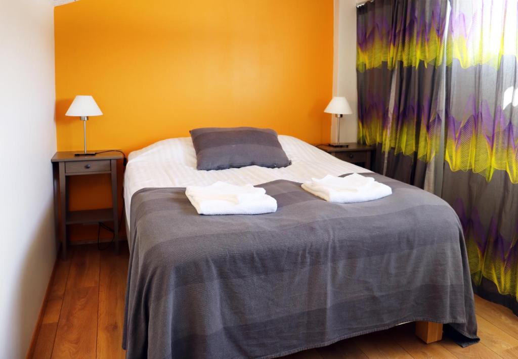 StöðvarfjörðurSaxa Guesthouse的一间卧室配有一张床,上面有两条毛巾