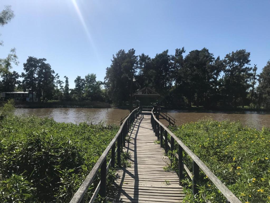 蒂格雷Isla Curubica的一条河上的木桥