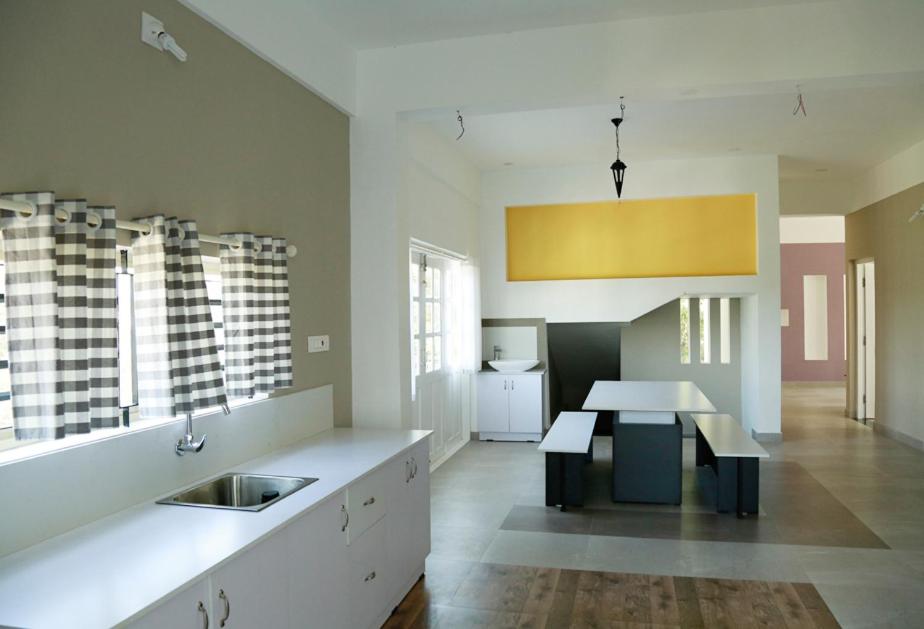 卡尔佩特塔Western Ghats Holiday Home的厨房配有水槽和桌子