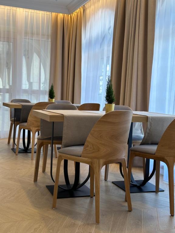 卢布林地区托马舒夫安东尼酒店的窗户房间里一排桌椅
