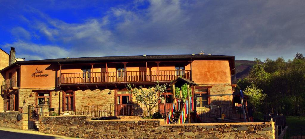 诺塞达戴尔别尔索拉斯丰塔尼纳斯酒店的一座带阳台的建筑