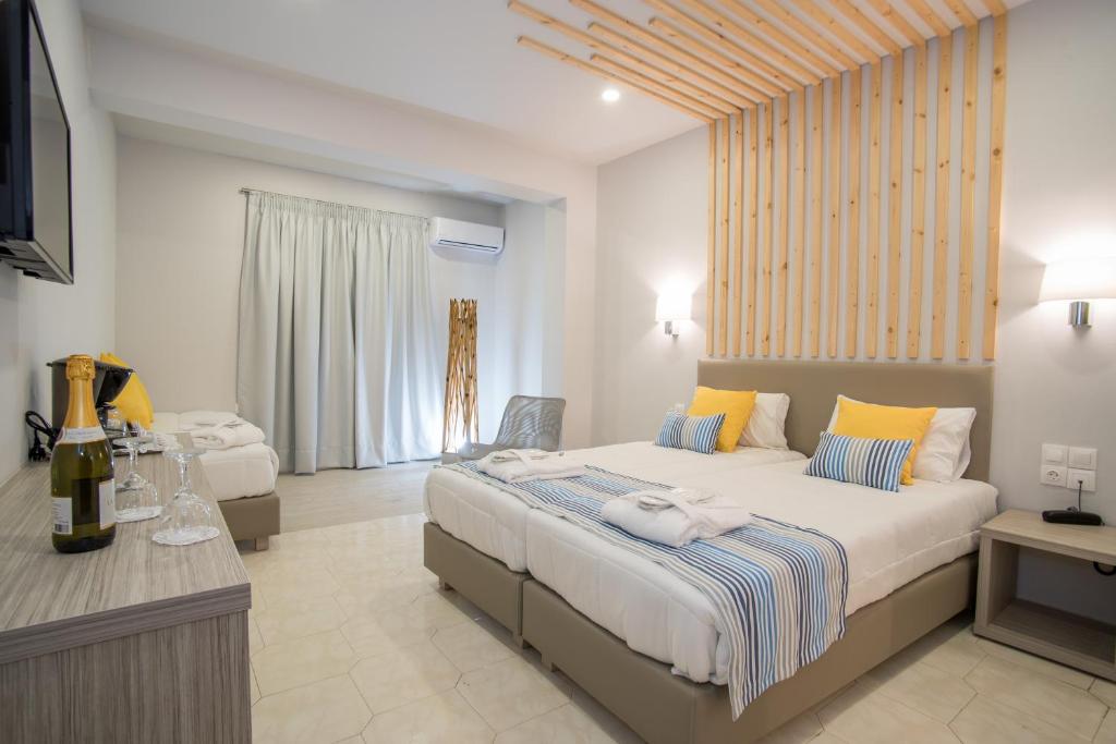 卡拉马孔Cavo Doro的一间卧室配有两张床和电视。