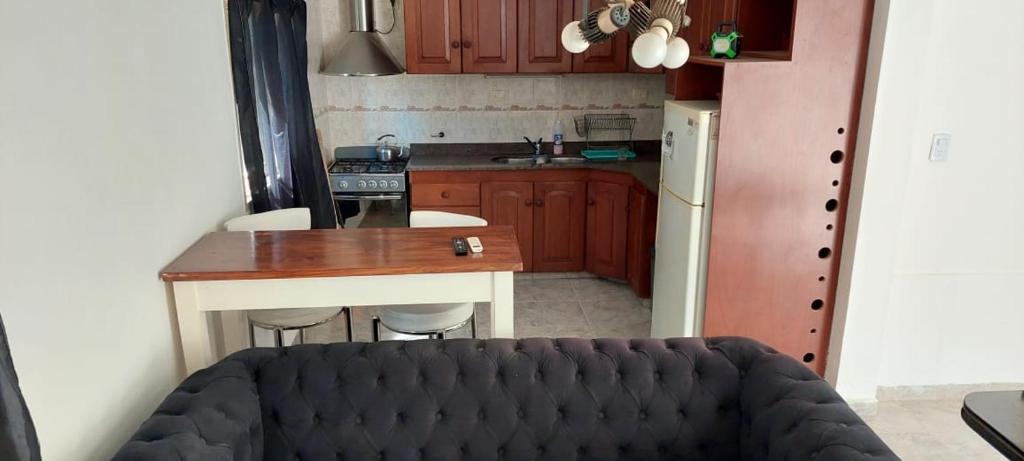 比亚莱特马西Casita vacacionera的一个带桌子和台面的小厨房