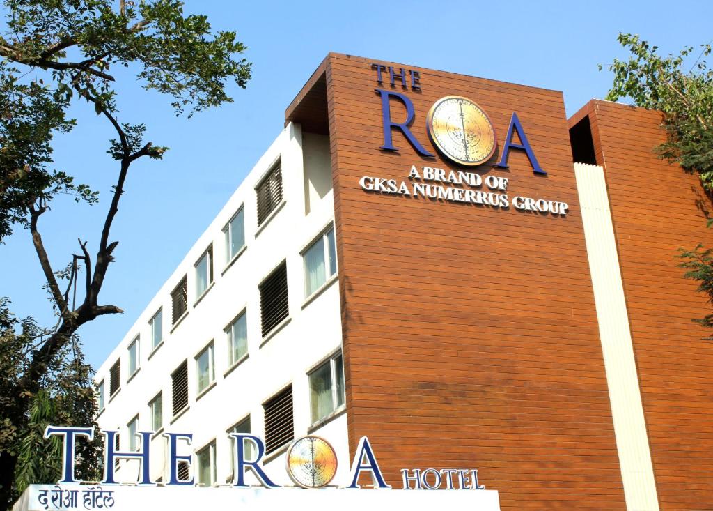 孟买The Roa Hotel的酒店一侧的标志