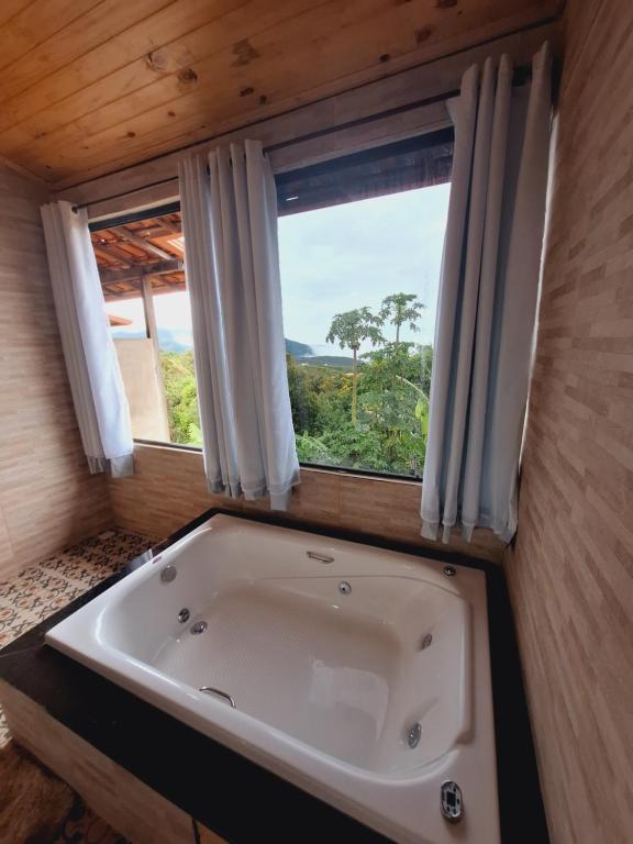 拉夫拉斯诺瓦斯Luar de Minas suites的窗户客房内的浴缸