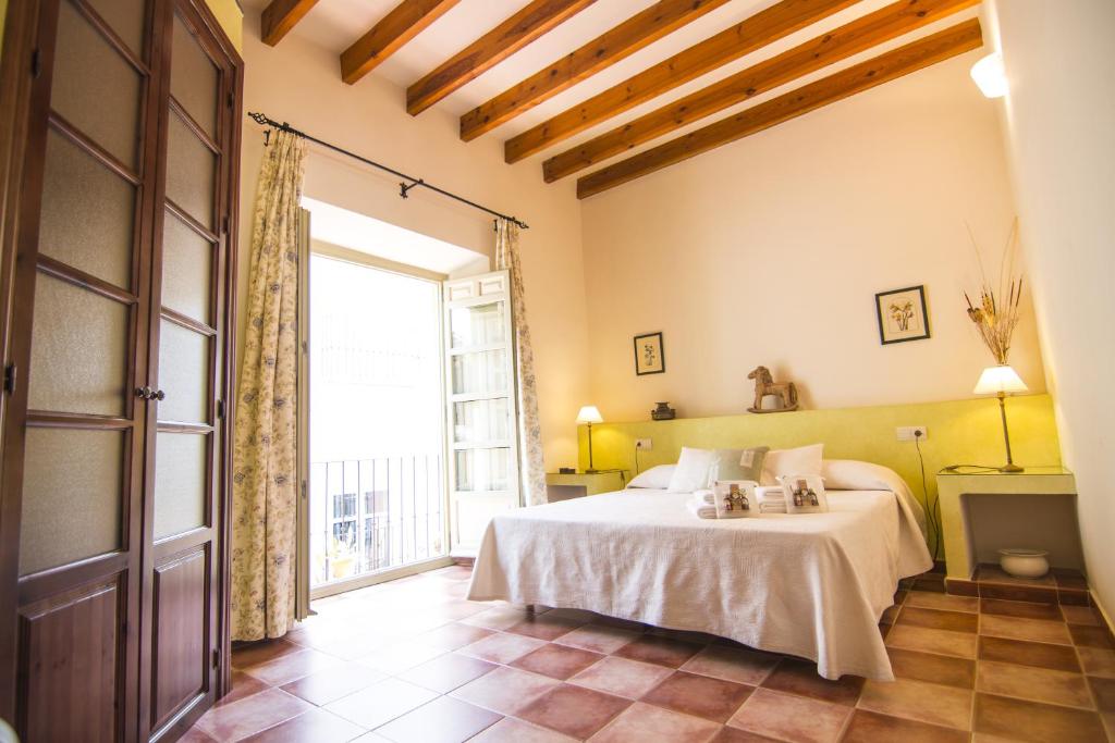 贝莱斯拉卡萨德帝塔斯酒店的一间卧室设有一张床和一个大窗户