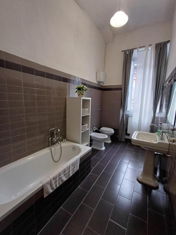 纳尔尼B&B Home XIX的带浴缸、卫生间和盥洗盆的浴室