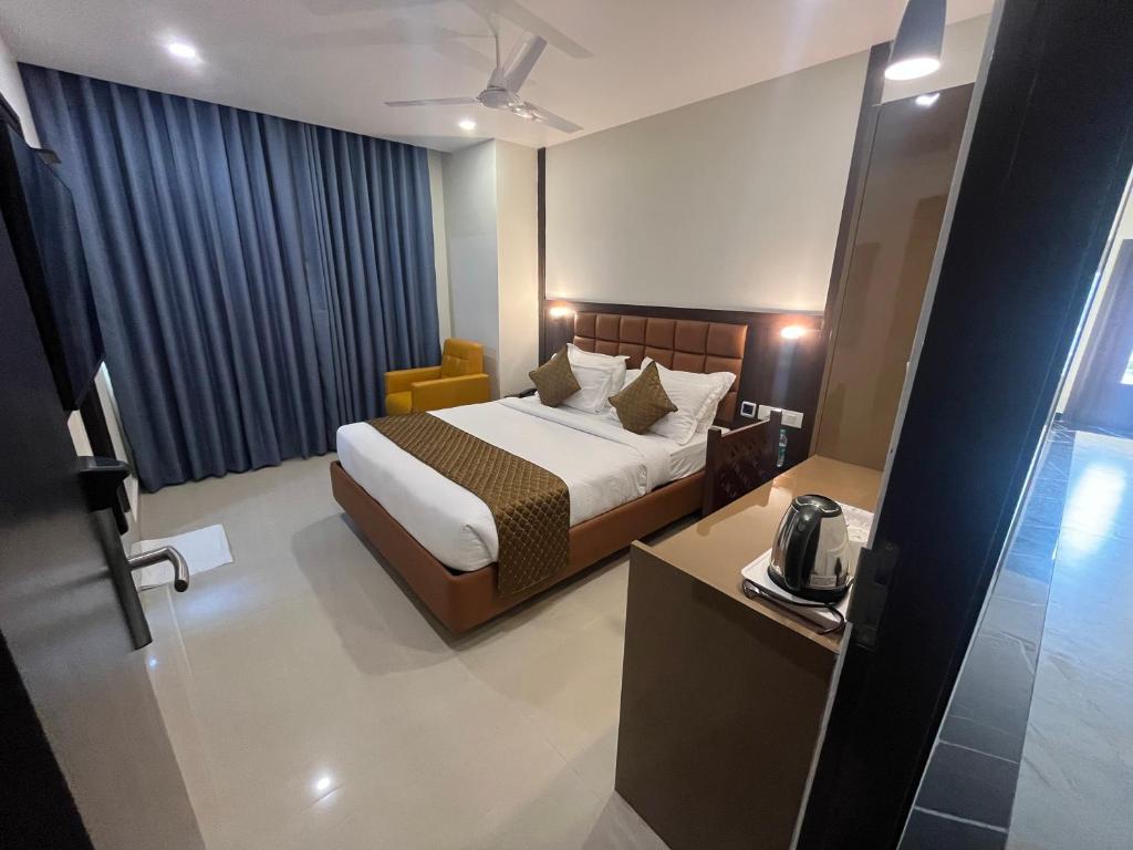 海得拉巴Hotel Landridge - HITECH City Hyderabad的一间酒店客房 - 带一张床和一间浴室