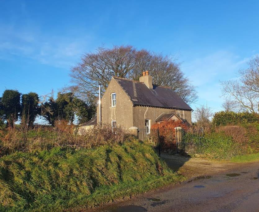 阿沃卡Knockanree Cottage-Quiet, tranquil country hideaway的路边的一座老房子